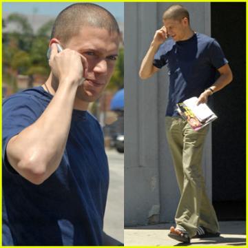 wentworth-miller-picking-up-mail.jpg